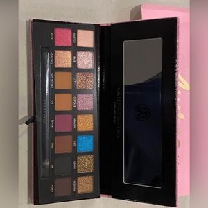 Selling my brand new ABH AMREZY Palette 
LIMITED EDITION & never used 💕